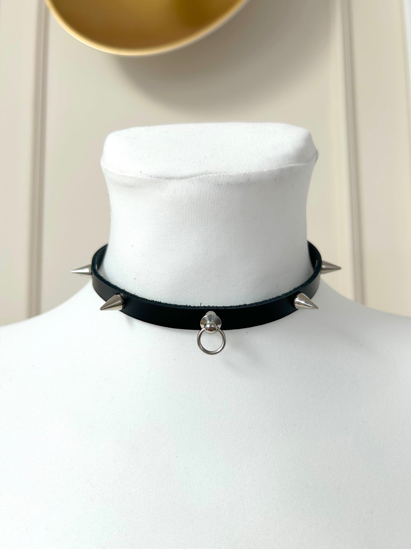 Černý choker s háčkem a hroty - kožený obojek