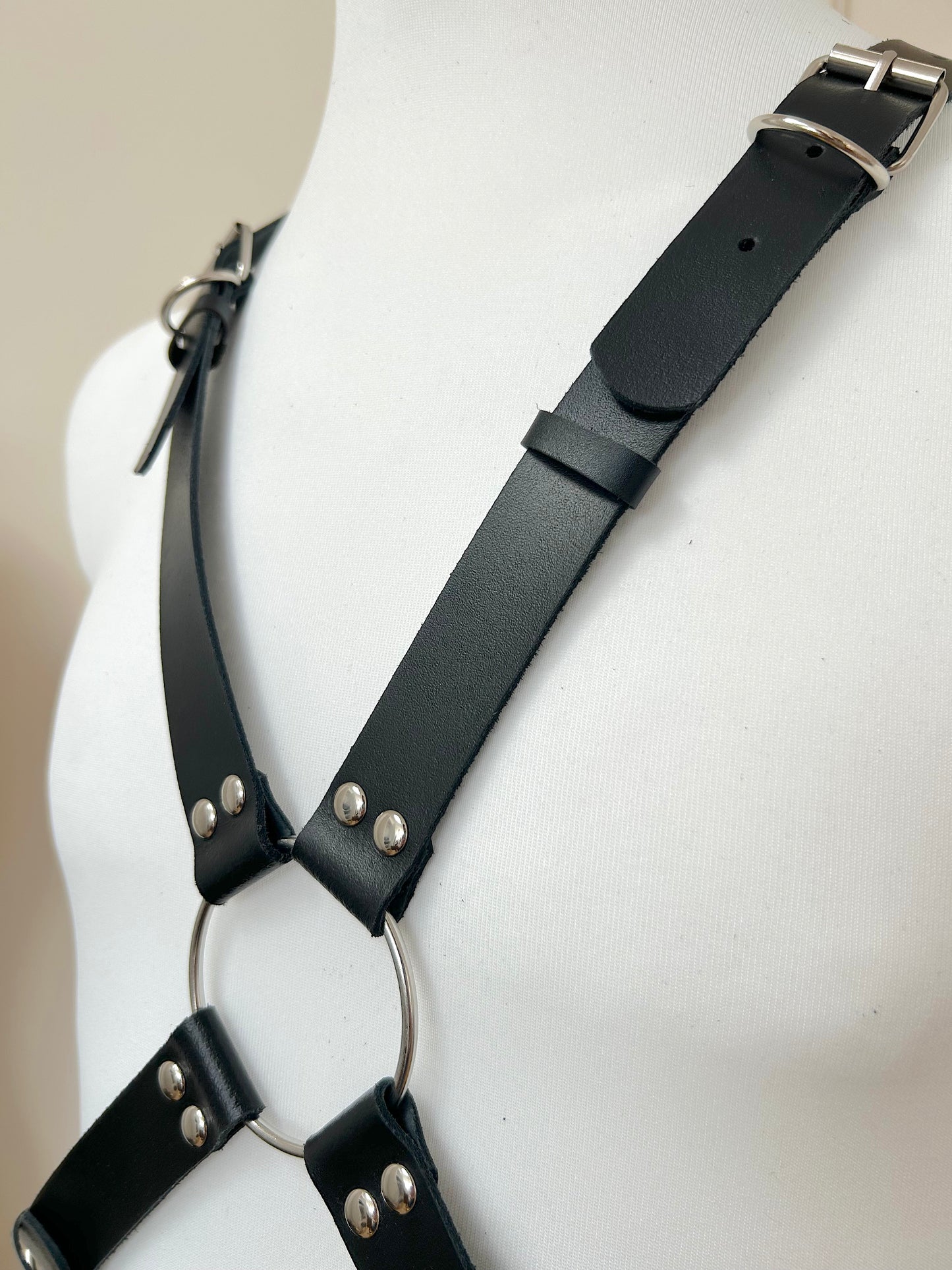 Kožený postroj pro muže s velkým kroužkem