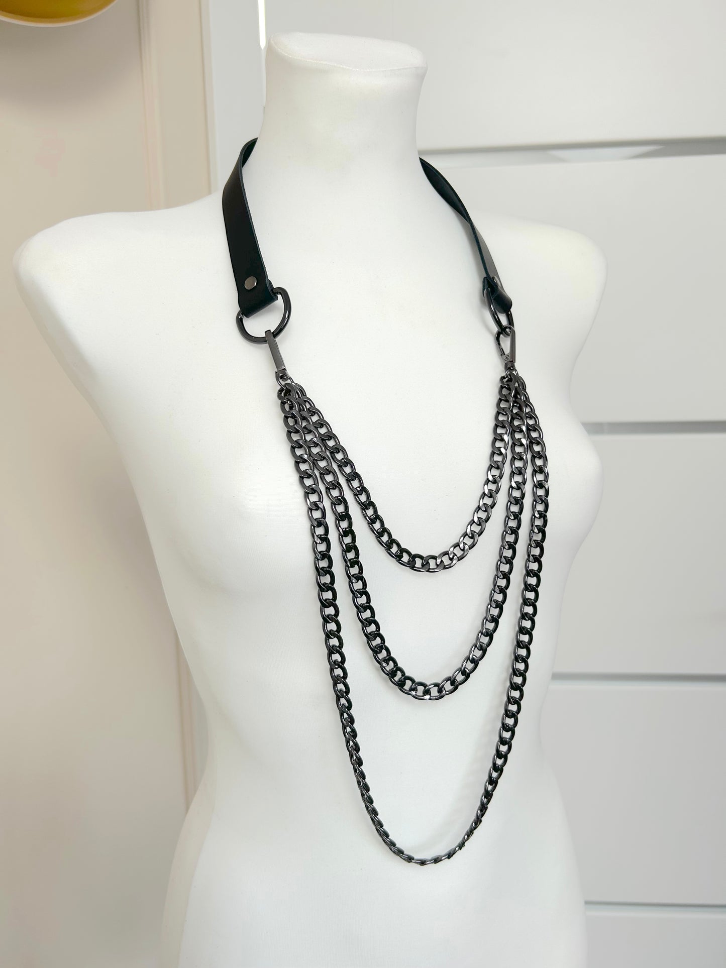 Collier ras du cou en cuir noir avec chaînes sur le devant - Homme