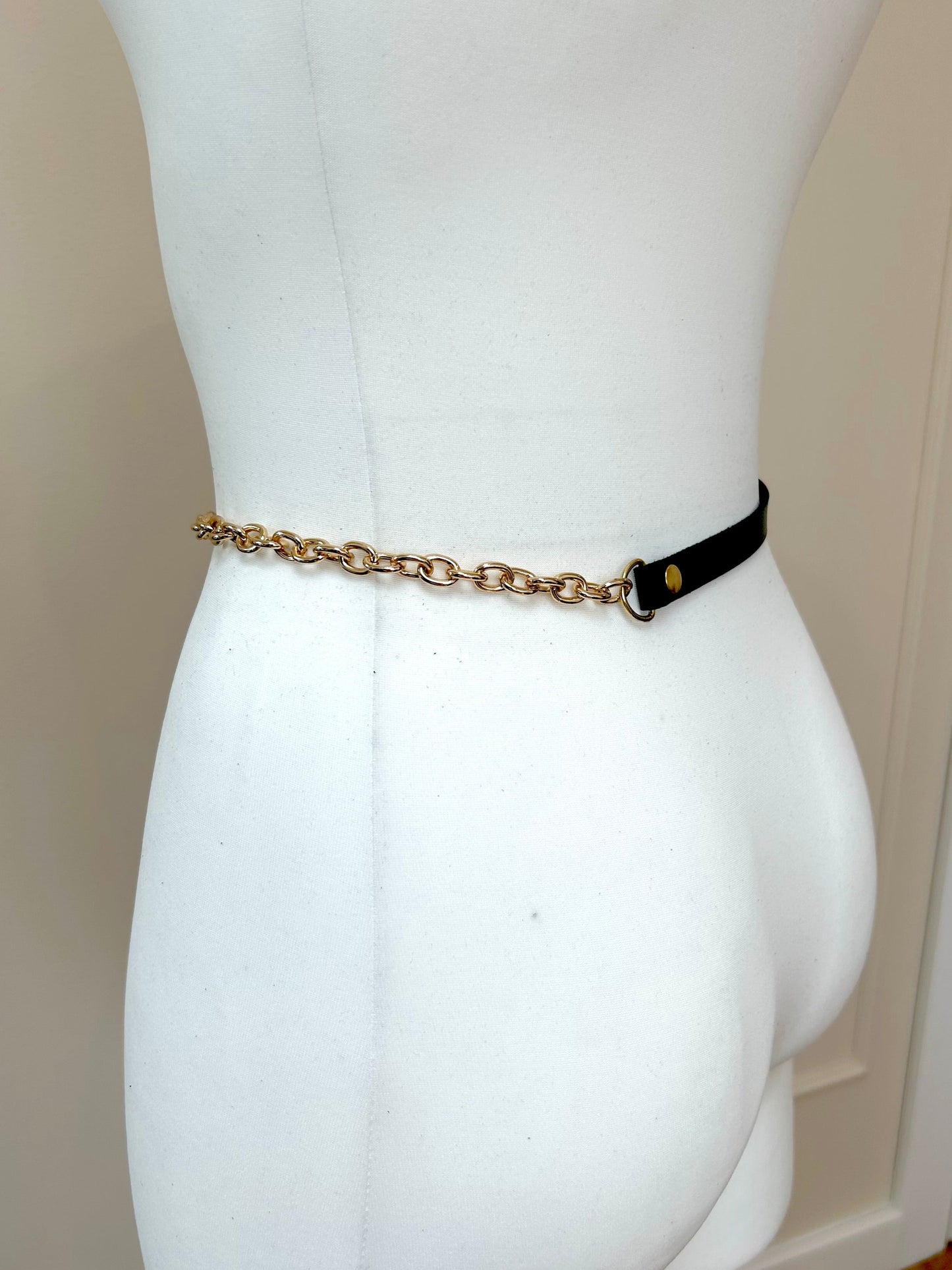 Aura – leather belt with a subtle gold chain