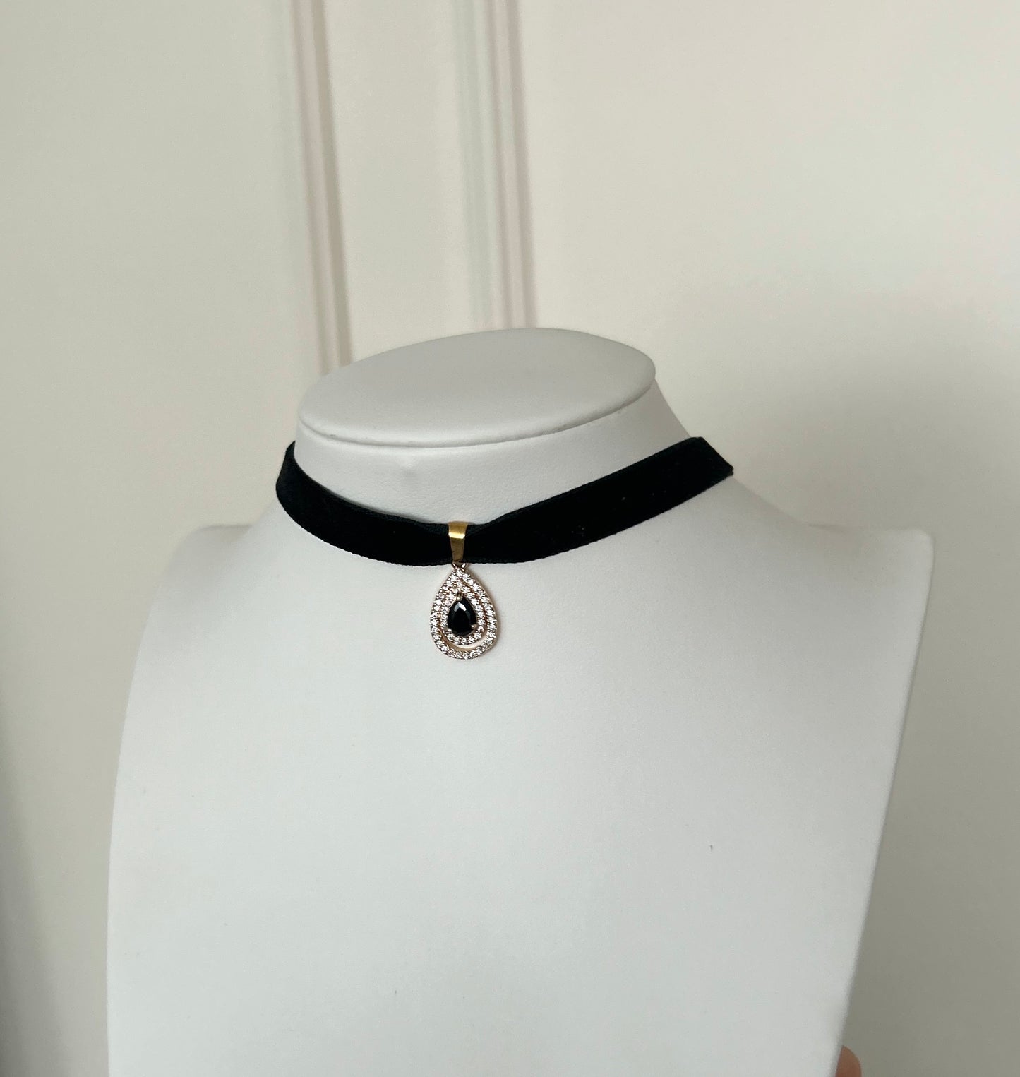 Aksamitka Czarna - Choker na Szyję z Czarną Łezką