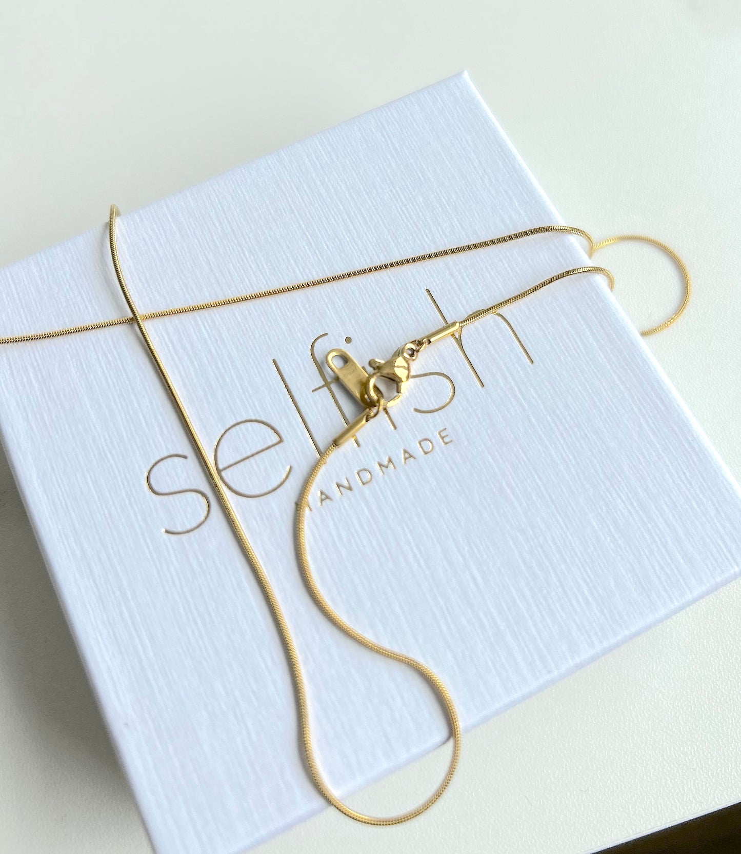 Scarlet Loop | Złoty naszyjnik z małym kółkiem i czerwoną cyrkonią