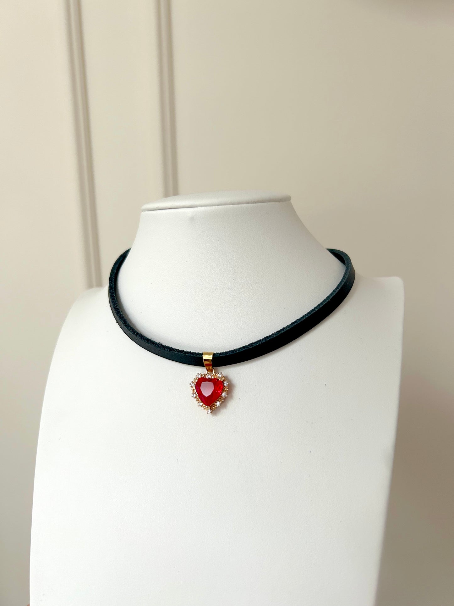 Schwarzes Lederhalsband mit Anhänger – Silbernes rotes Herz mit Zirkonia