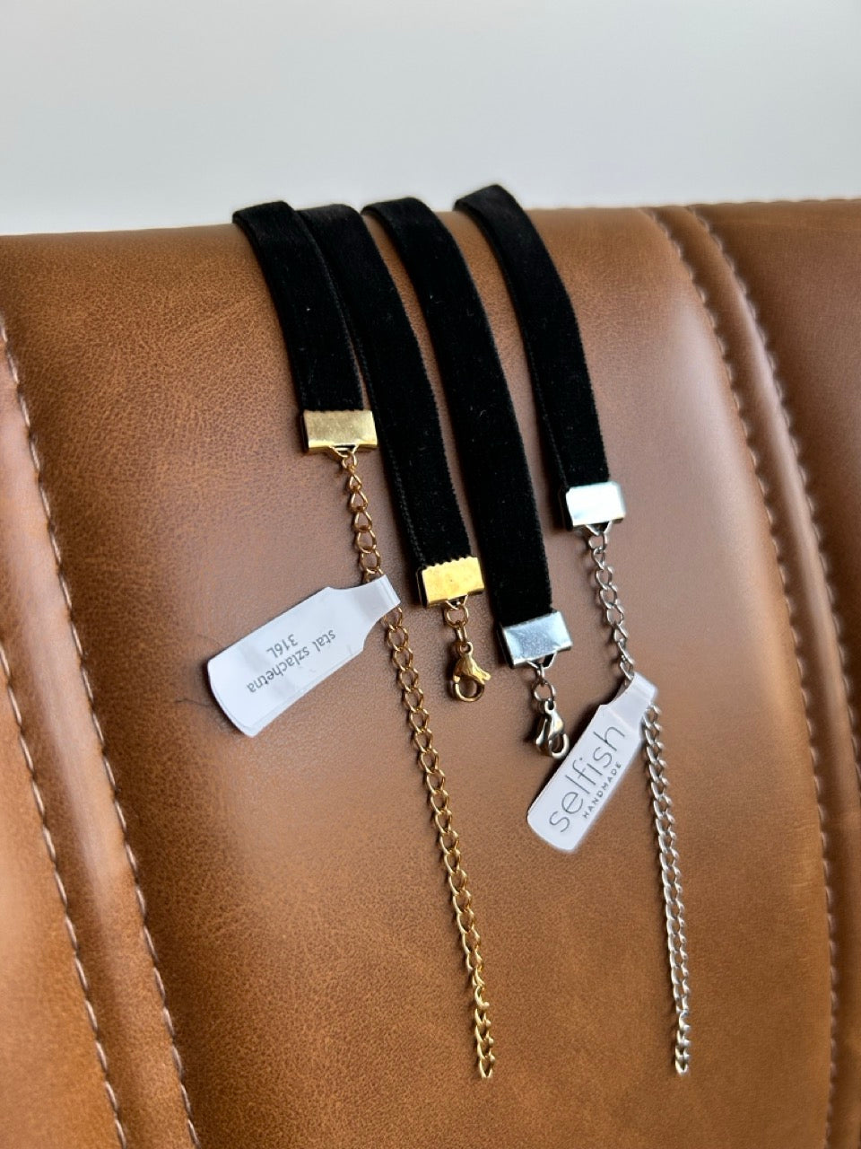 Aksamitka Czarna - Choker na Szyję z Granatową Zawieszką z Cyrkoniami - Selfish