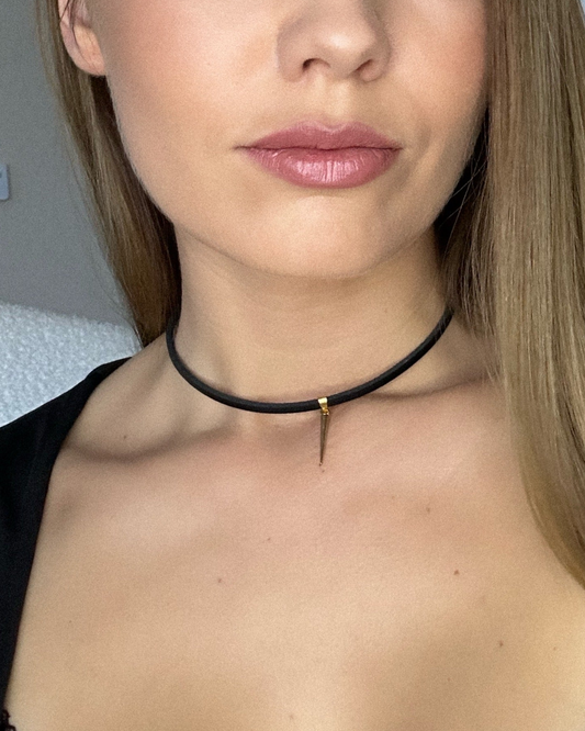 Svart choker i läder med ett blomsterhänge