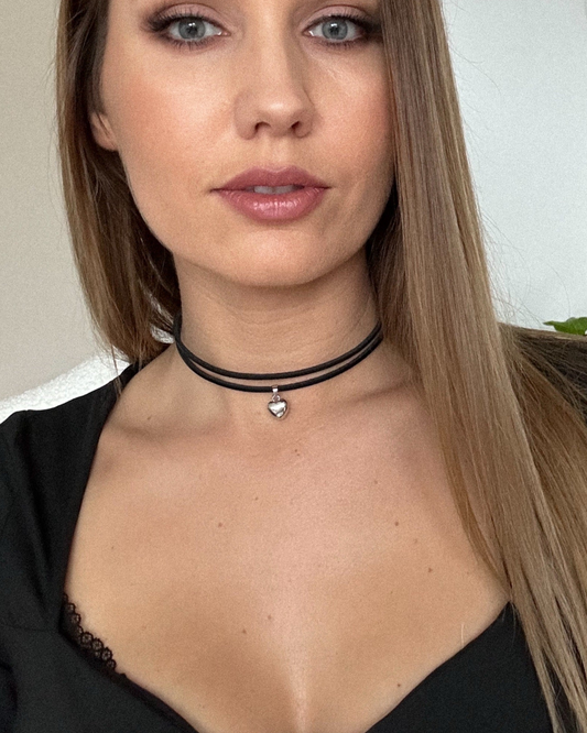 Svart choker i läder med ett blomsterhänge