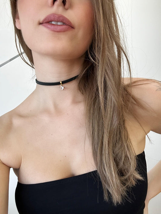 Svart choker i skinn med anheng - Rhombus