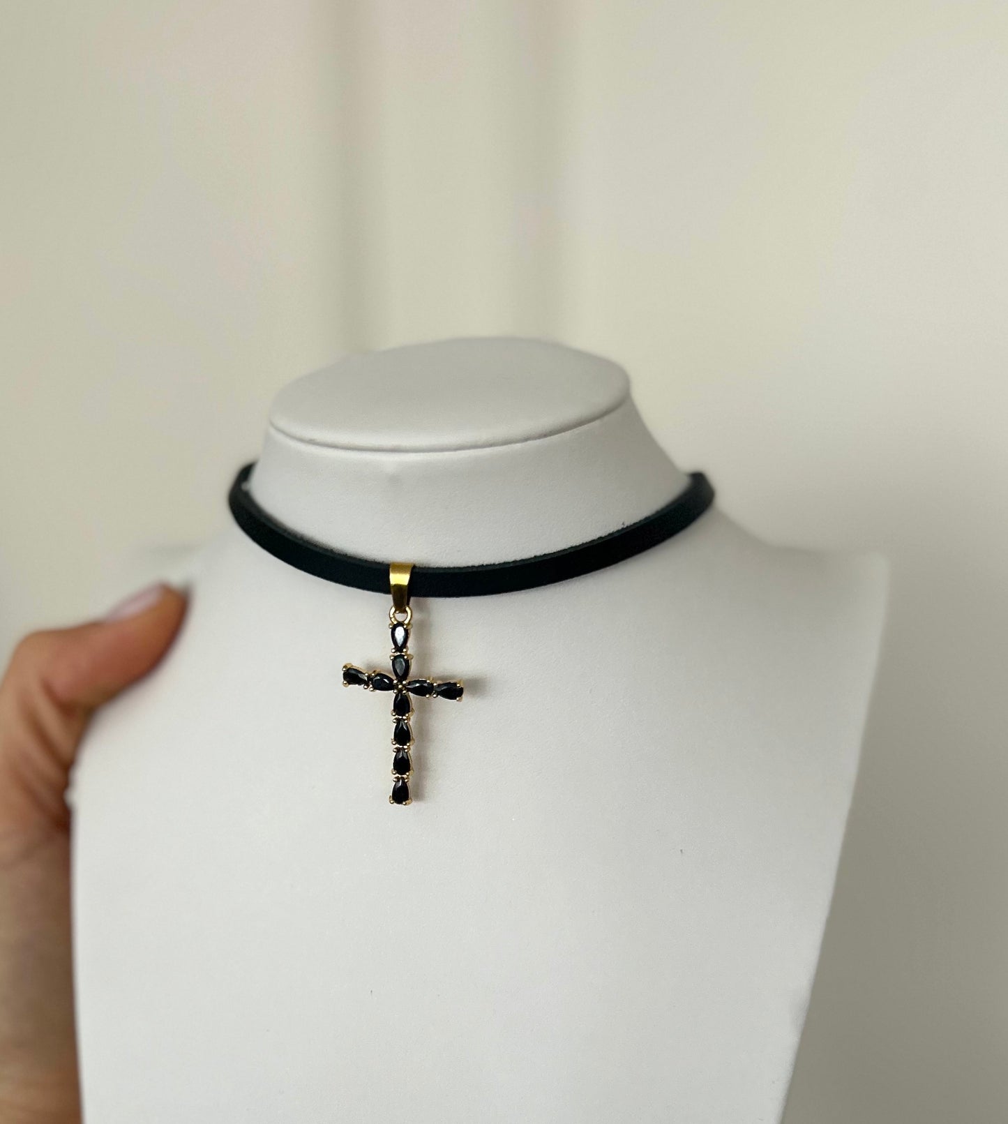 Skórzany Rzemień Choker na Szyję z Zawieszką - Krzyż Duży Czarny