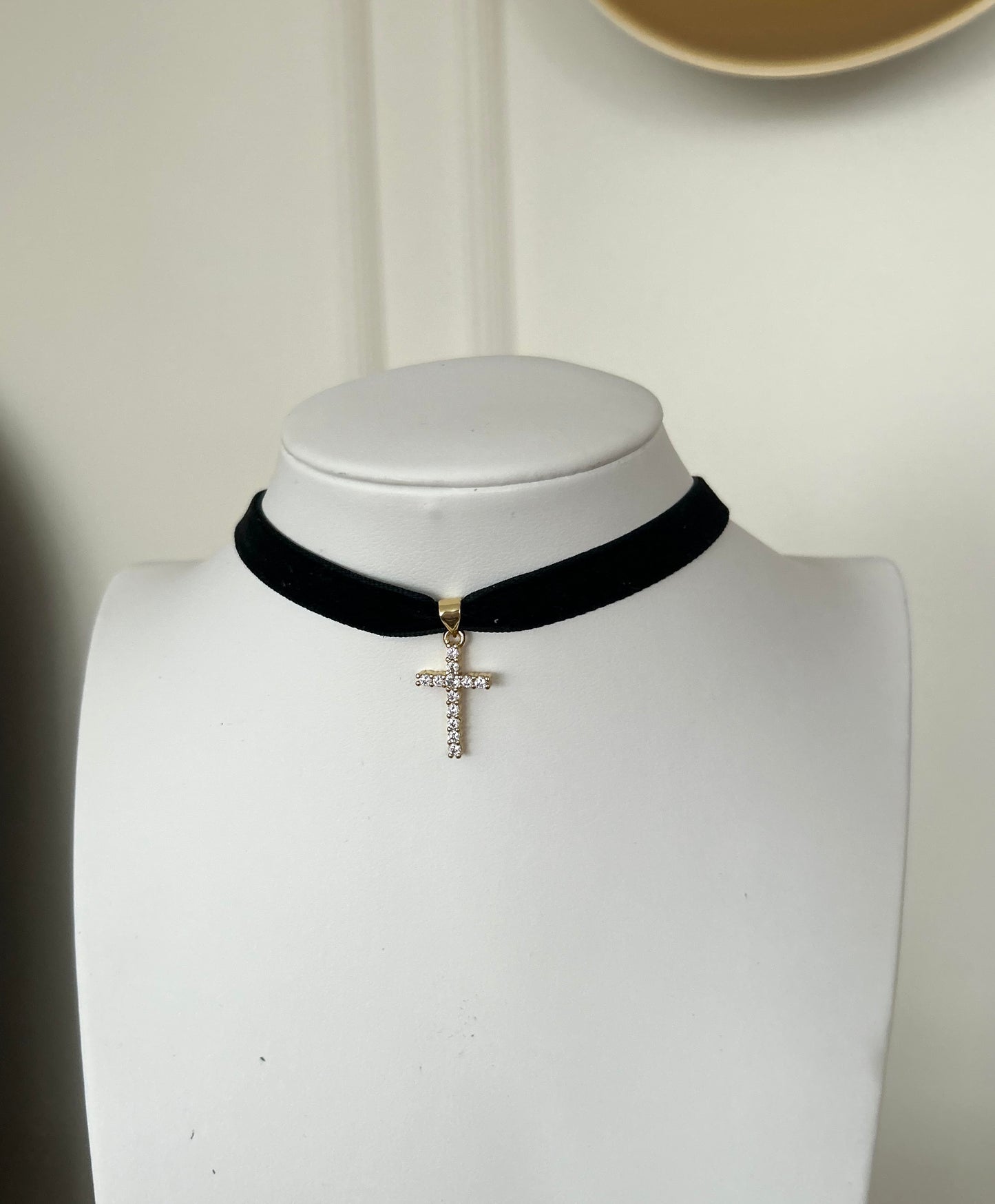 Aksamitka Czarna - Choker na Szyję z Krzyżem z Cyrkonii