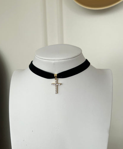 Aksamitka Czarna - Choker na Szyję z Krzyżem z Cyrkonii