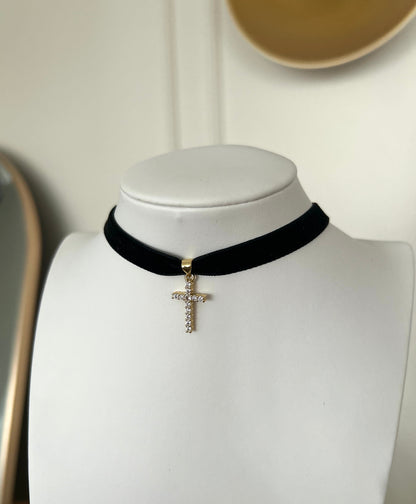 Aksamitka Czarna - Choker na Szyję z Krzyżem z Cyrkonii