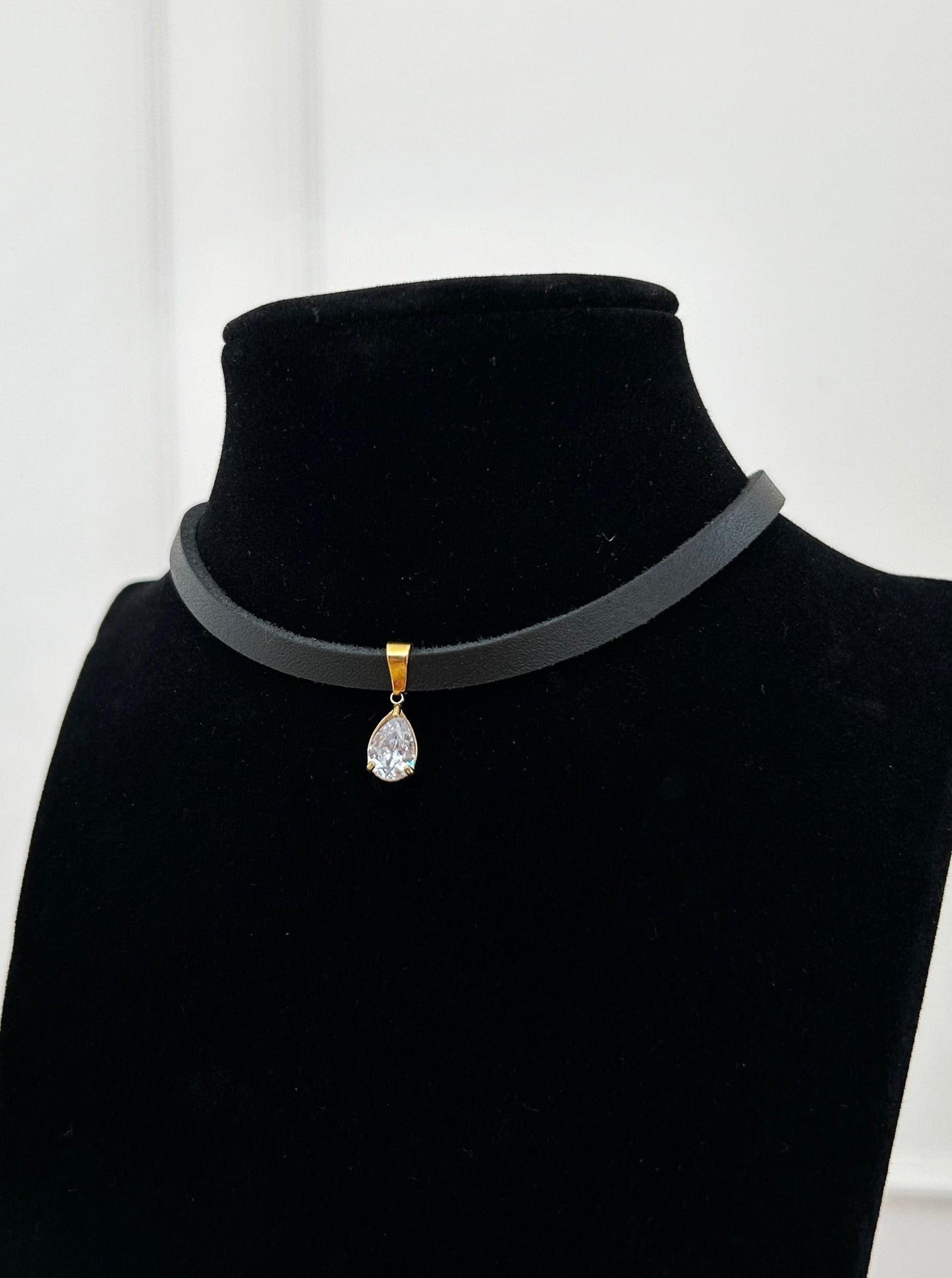 Elegant Black Choker with Pendant - No. 6