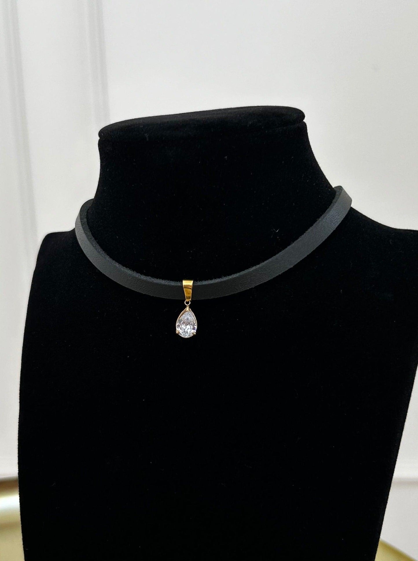 Elegant Black Choker with Pendant - No. 6