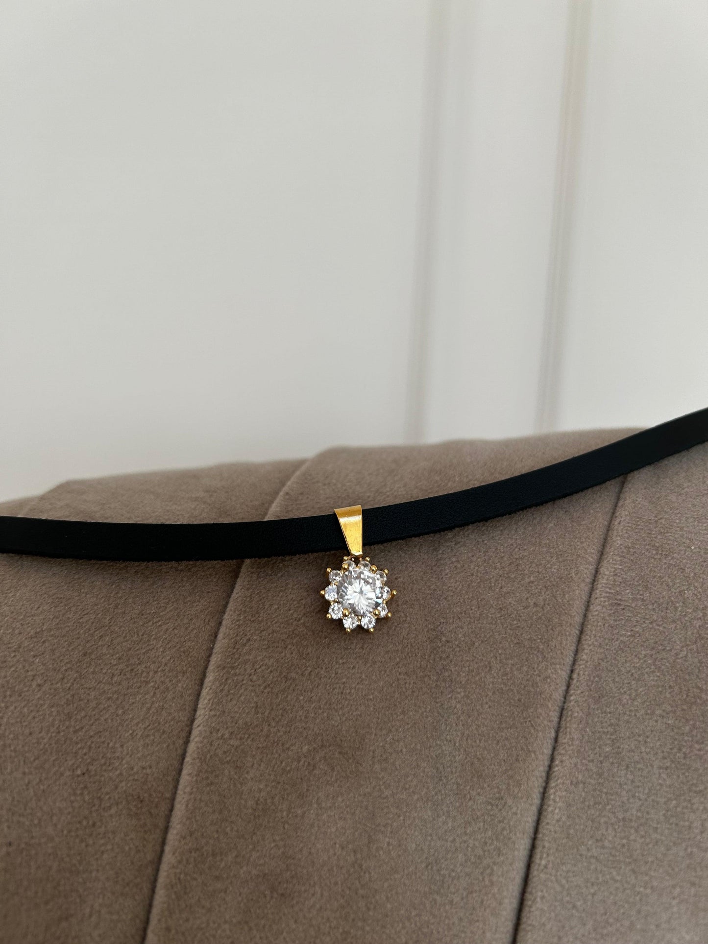 Elegancki Czarny Choker z Zawieszką - Kwiat