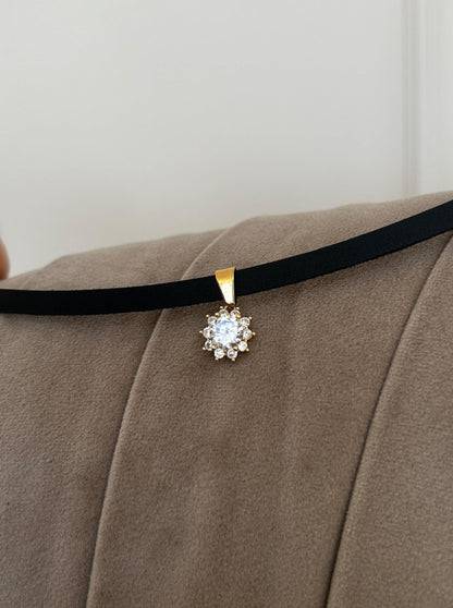 Elegancki Czarny Choker z Zawieszką - Kwiat