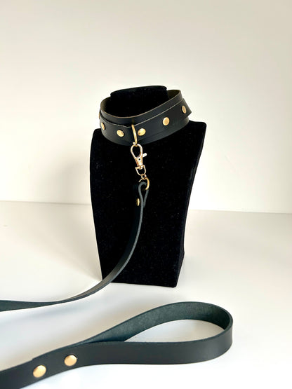 Schwarzes Halsband aus Leder mit einer Kette à la Lanyard