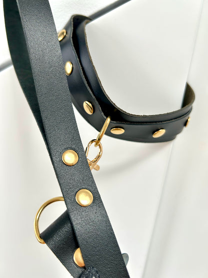 Schwarzes Halsband aus Leder mit einer Kette à la Lanyard