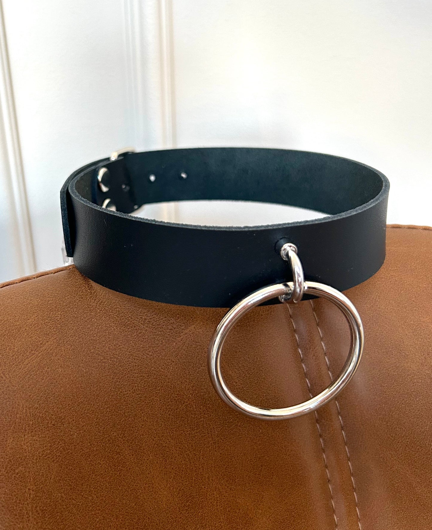 Tease - Dámský kožený obojek s kroužkem na zavěšení