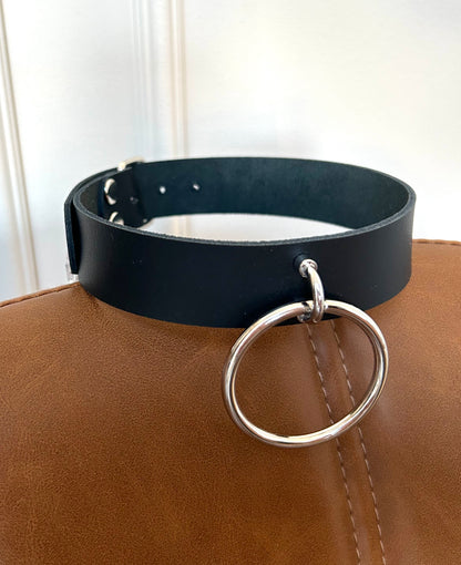 Tease - Dámský kožený obojek s kroužkem na zavěšení