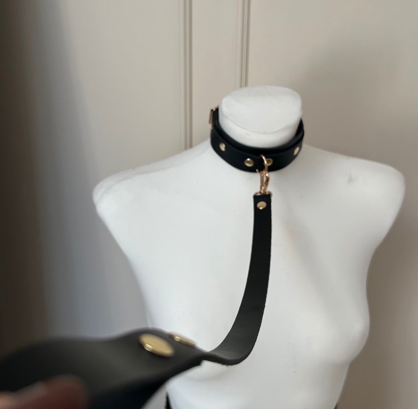 Skórzany Czarny Choker ze Smyczą - Unisex