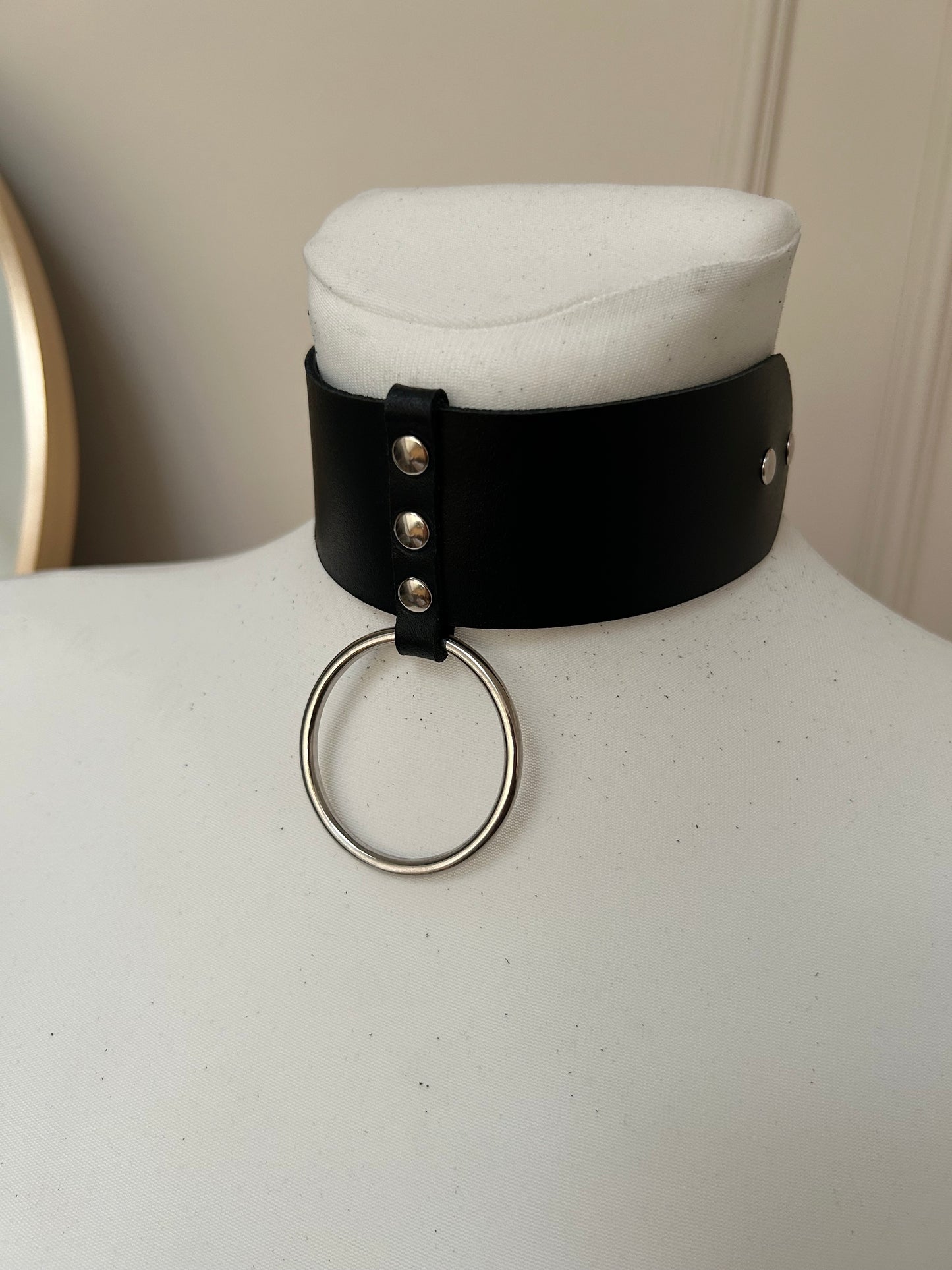 Breites Halsband aus schwarzem Leder mit Ring