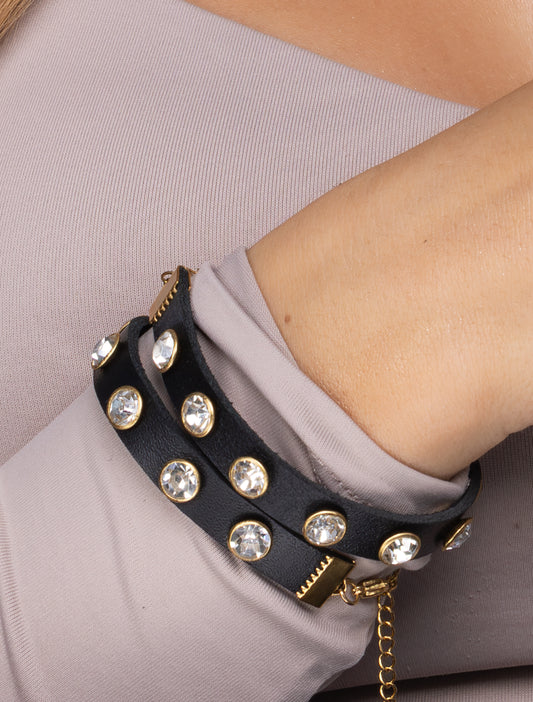 Leather collar with rhinestones