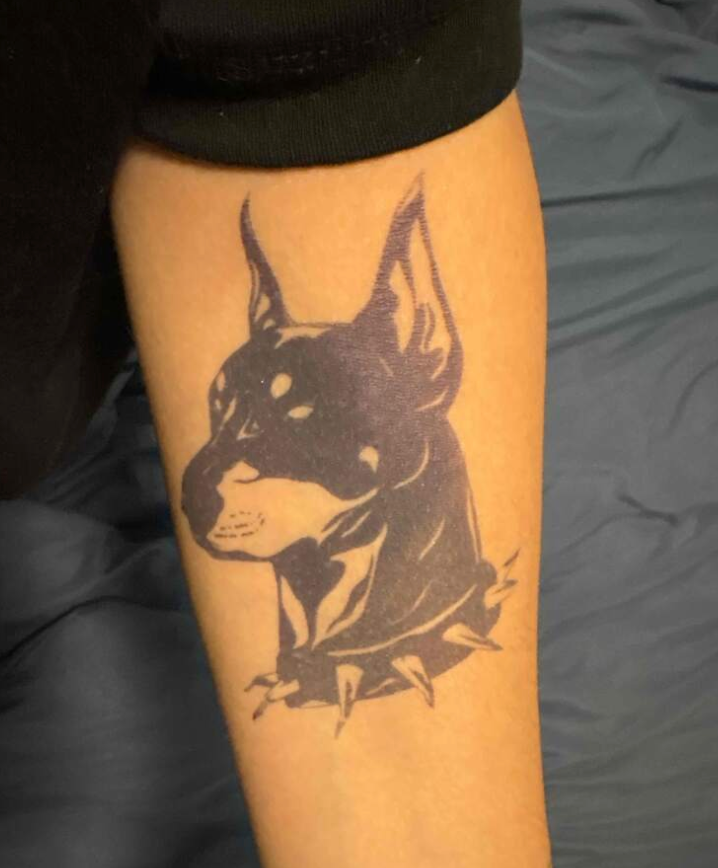 Halbpermanentes (temporäres) Tattoo – Dobermann