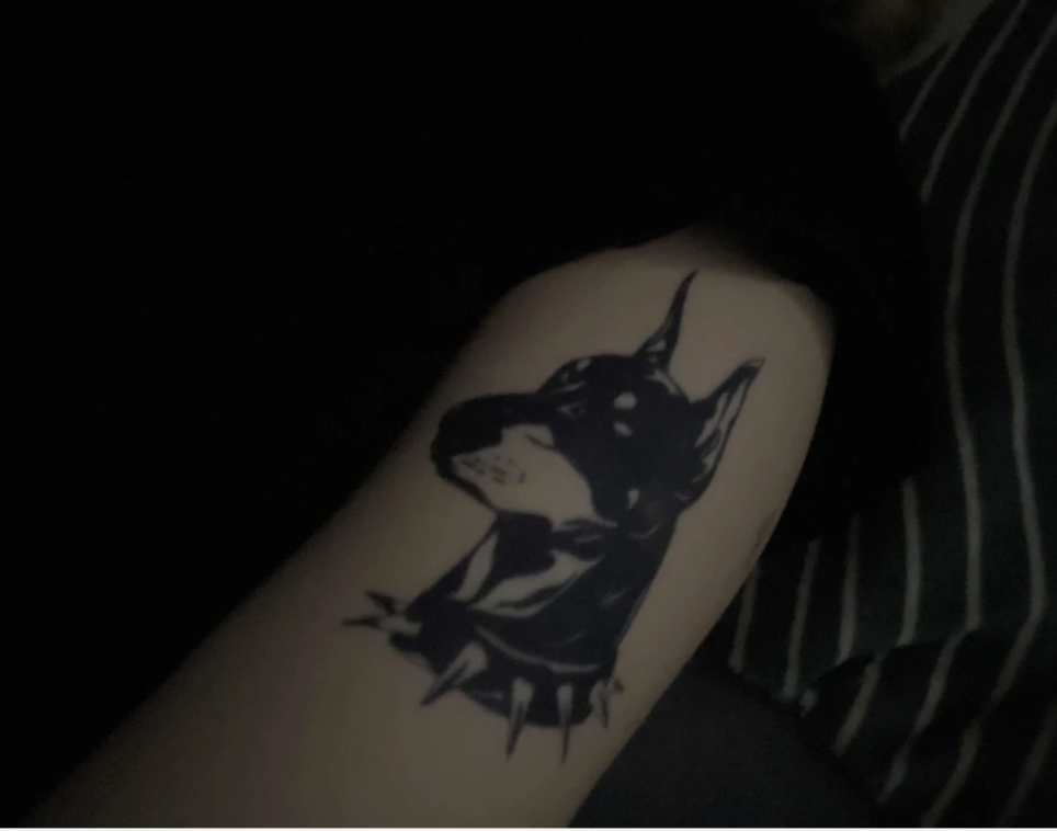 Halbpermanentes (temporäres) Tattoo – Dobermann
