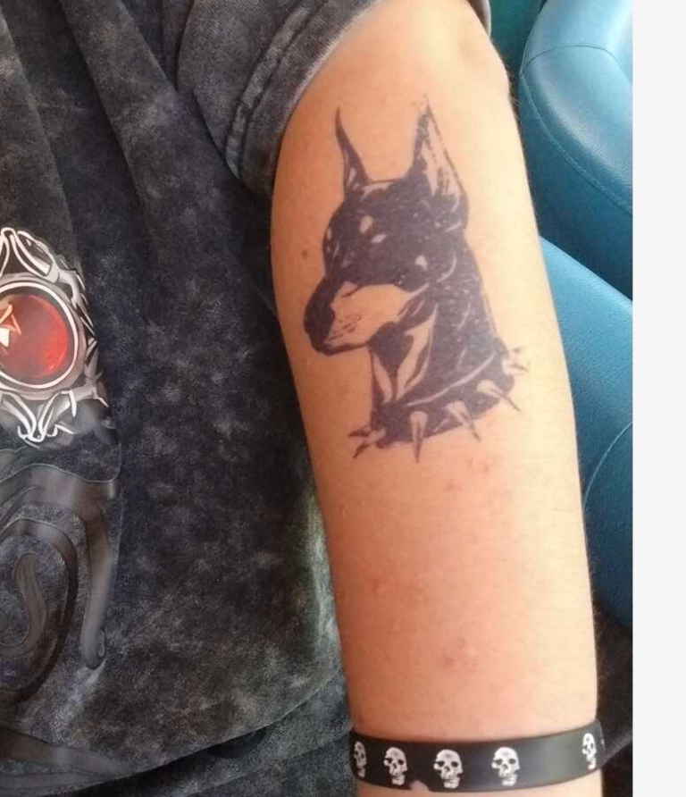 Halbpermanentes (temporäres) Tattoo – Dobermann