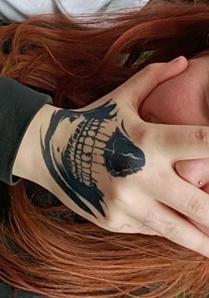 Tatouage semi-permanent (temporaire) - Tête de mort sur la main