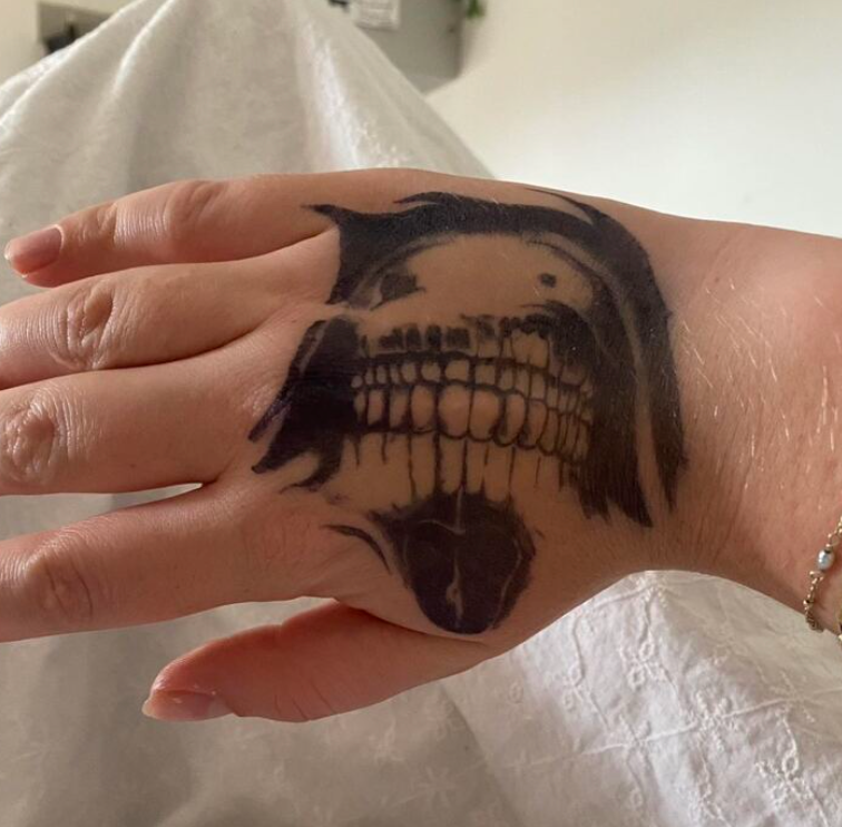 Tatouage semi-permanent (temporaire) - Tête de mort sur la main