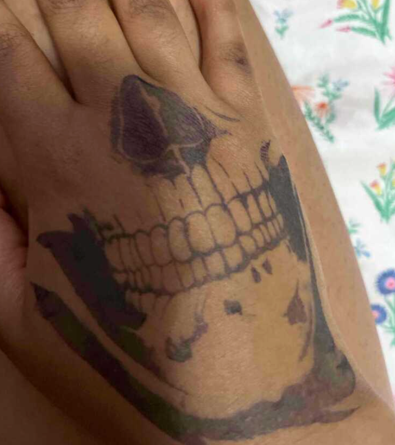 Tatouage semi-permanent (temporaire) - Tête de mort sur la main