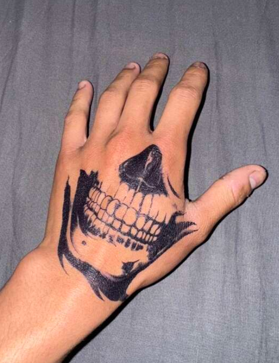 Tatouage semi-permanent (temporaire) - Tête de mort sur la main