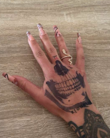 Tatouage semi-permanent (temporaire) - Tête de mort sur la main
