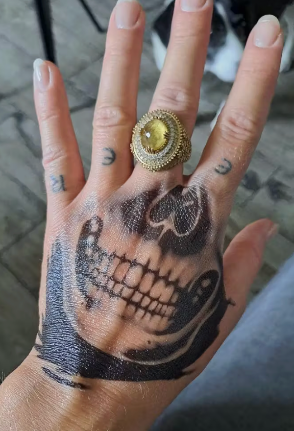 Tatouage semi-permanent (temporaire) - Tête de mort sur la main