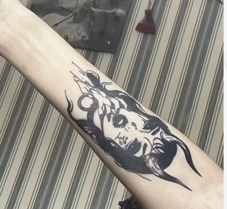 Tatouage semi-permanent (temporaire) - Femme démoniaque