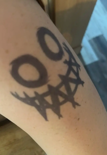 Tatouage semi-permanent (temporaire) - Sourire du diable