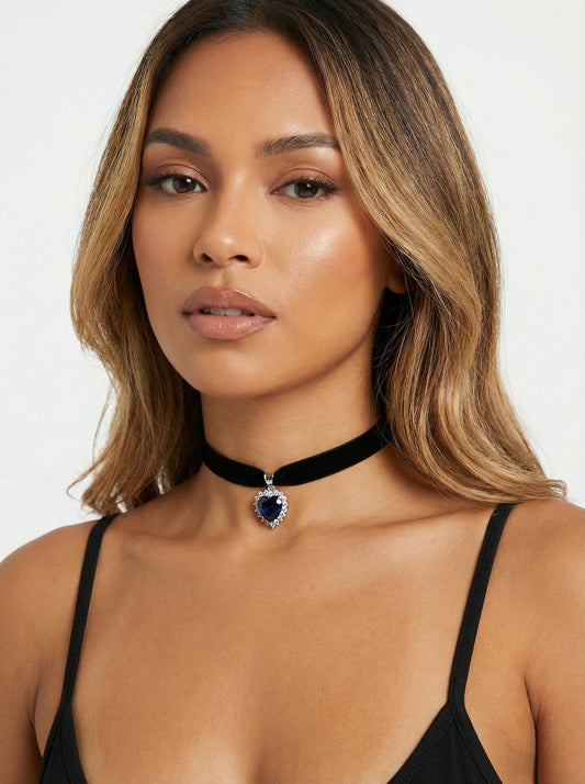 Aksamitka Czarna - Choker na Szyję z Granatową Zawieszką z Cyrkoniami - Serce