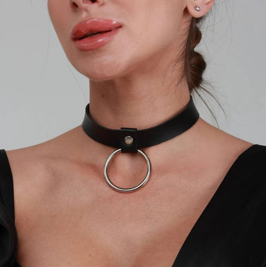 Svart choker i läder med en ring