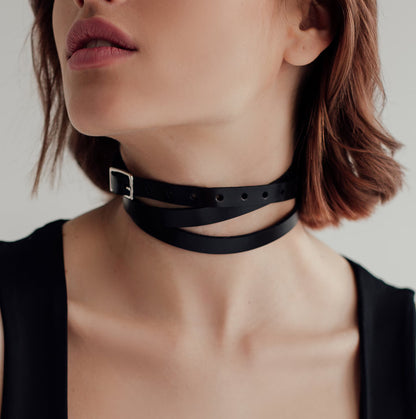 Svart choker halsstropp i skinn