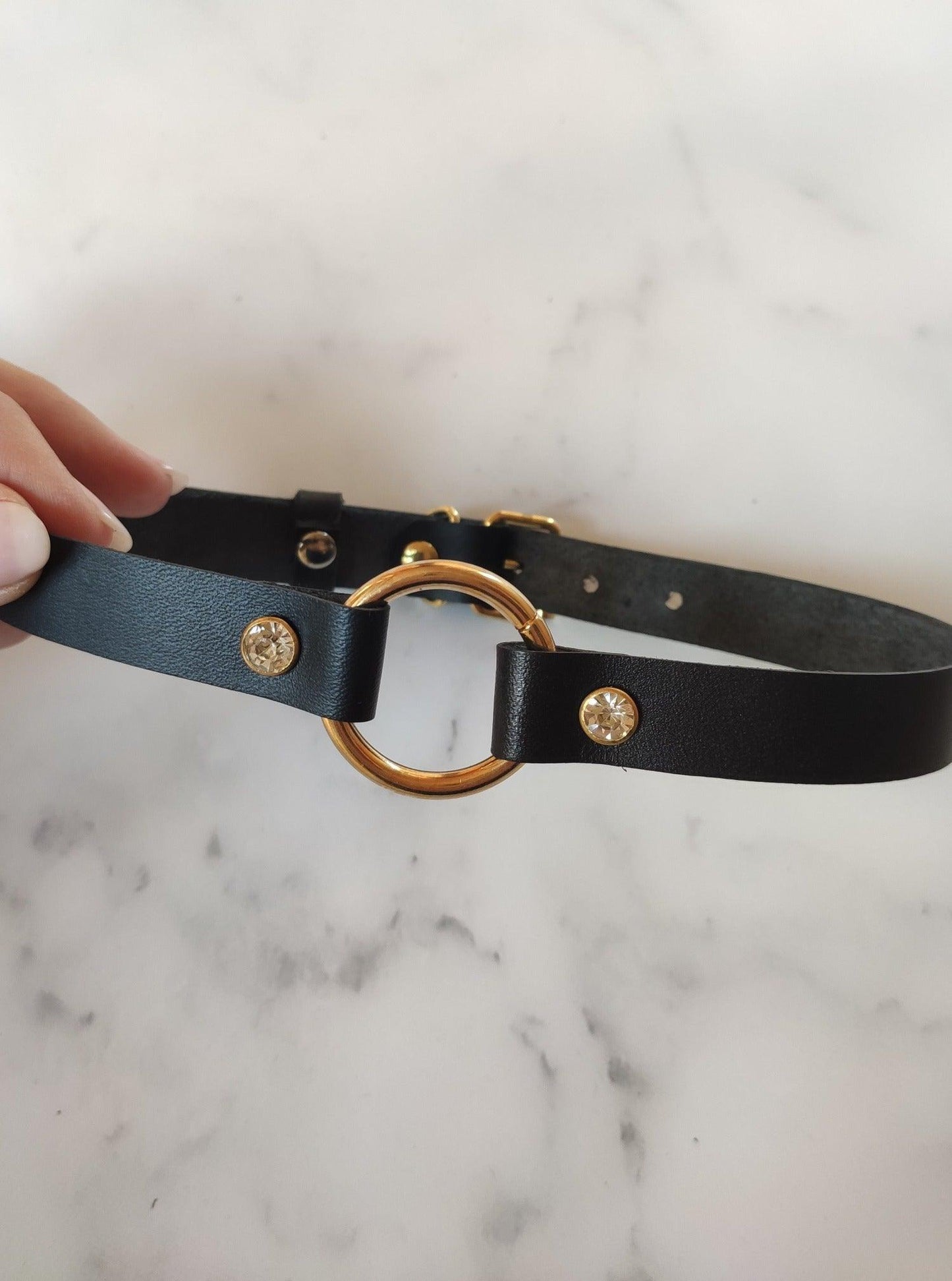 Leather collar with rhinestones